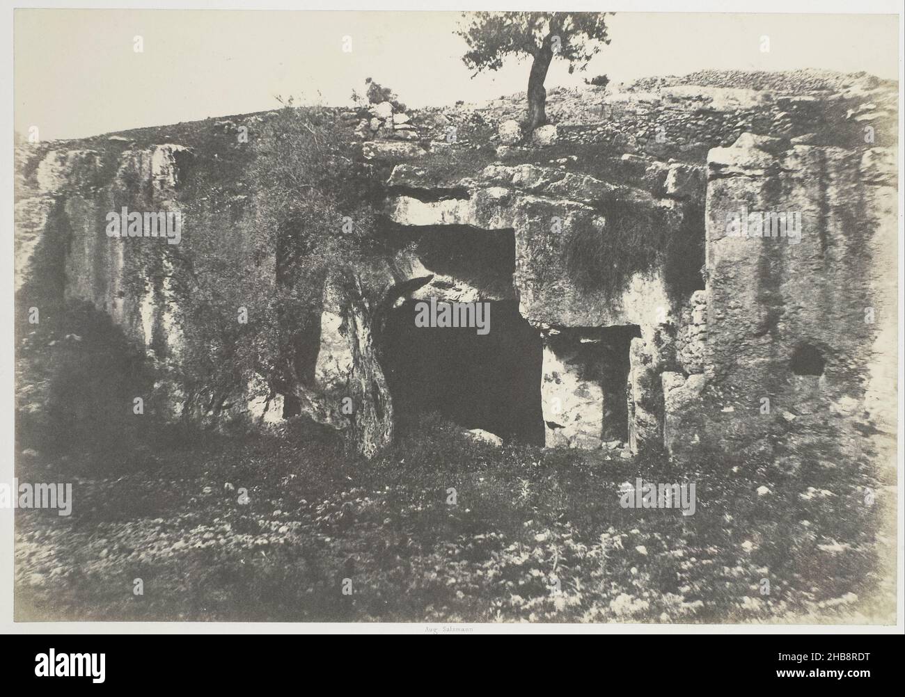 Tomba (grotta) nella Valle di Giosafat a Gerusalemme, Jérusalem, Vallée de Josaphat. Grotte sépulcrale (titolo sull'oggetto), piatto del libro Auguste Salzmann, Jérusalem. Époques judaique, romaine, chrétienne, arabe ..., Auguste Salzmann (menzionato sull'oggetto), stampante: Louis-Désiré Blanquart-Evrard, Francia, stampante: Lille, editore: Lille, 1854, cartoncino, carta salata, altezza 234 mm x larghezza 338 mm Foto Stock