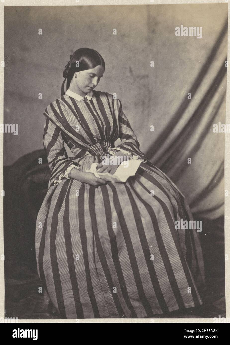 Ritratto di una donna sconosciuta che legge una lettera, Roger Fenton (attribuito a), Gran Bretagna, c.. 1856, supporto fotografico, stampa su carta salata, altezza 172 mm x larghezza 124 mm Foto Stock