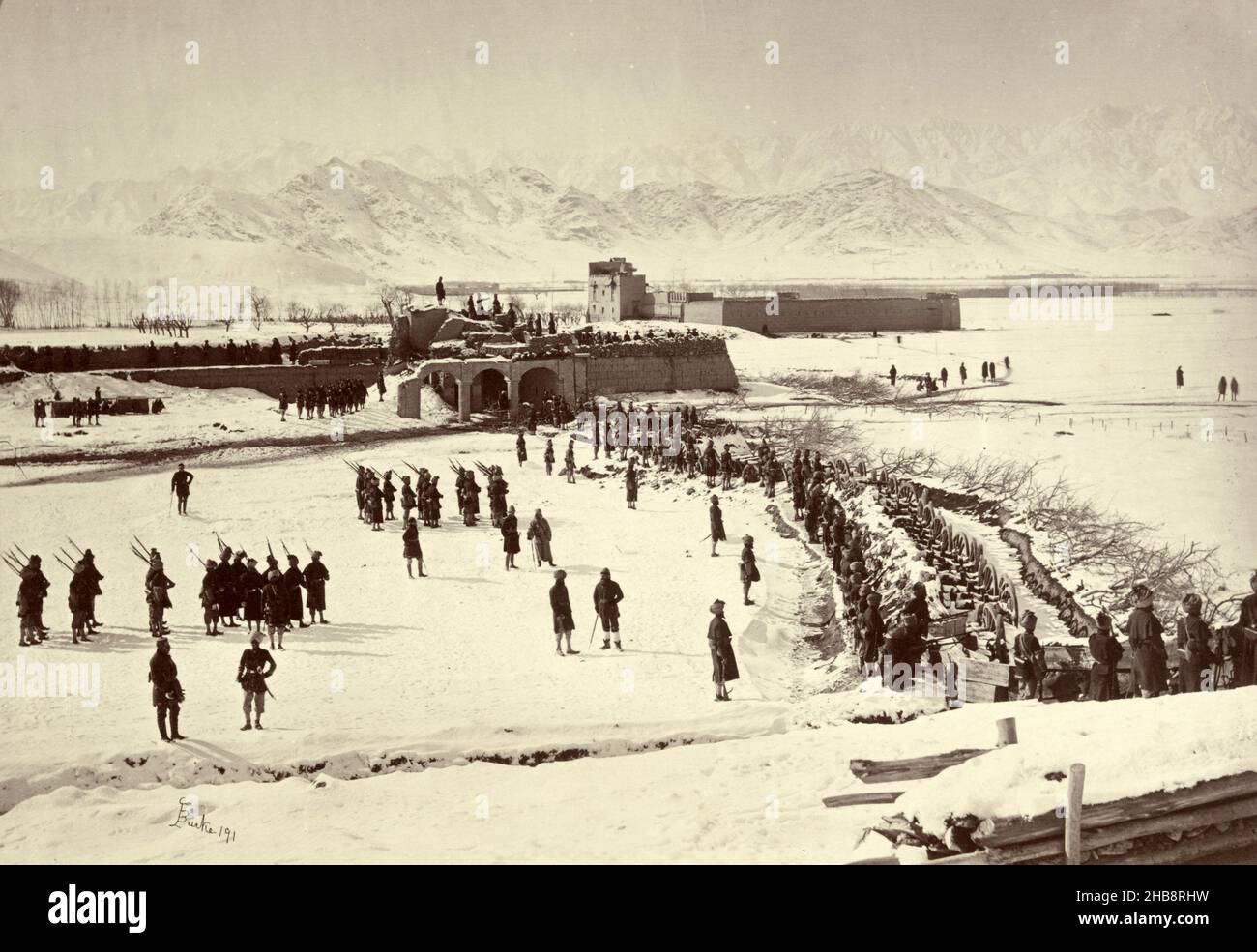 Unità militare in posizione durante l'inverno nella seconda guerra anglo-afghana, unità militare in posizione durante la seconda guerra anglo-afghana, John Burke (menzionato sull'oggetto), Kabul, 3-dic-1879, carta, stampa albumen, altezza 213 mm x larghezza 272 mm Foto Stock