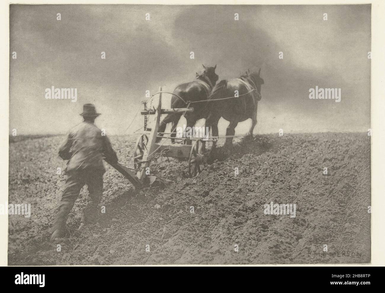 Uomo dietro un aratro a cavallo in Suffolk, Un tiro rigido (Suffolk) (titolo su oggetto), Peter Henry Emerson (menzionato su oggetto), anonimo, Suffolk, editore: Gran Bretagna, 1883 - 1888, carta, carta da ricalco, altezza 208 mm x larghezza 289 mm altezza 344 mm x larghezza 429 mm Foto Stock