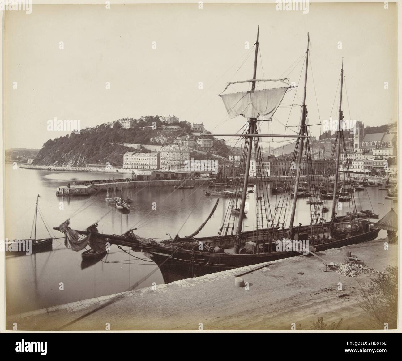 Nave nel porto di Torquay, Carl Frederick Musans Norman (attribuito a), Gran Bretagna, 1880 - 1905, carta, stampa albume, altezza 240 mm x larghezza 288 mm Foto Stock