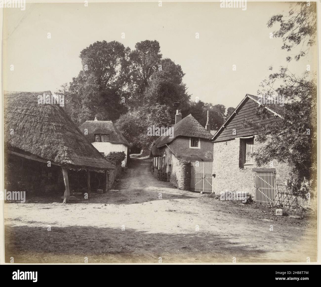 Village Street in Gran Bretagna, Carl Frederick Musans Norman (attribuito a), Gran Bretagna, 1880 - 1905, carta, stampa albume, altezza 245 mm x larghezza 288 mm Foto Stock