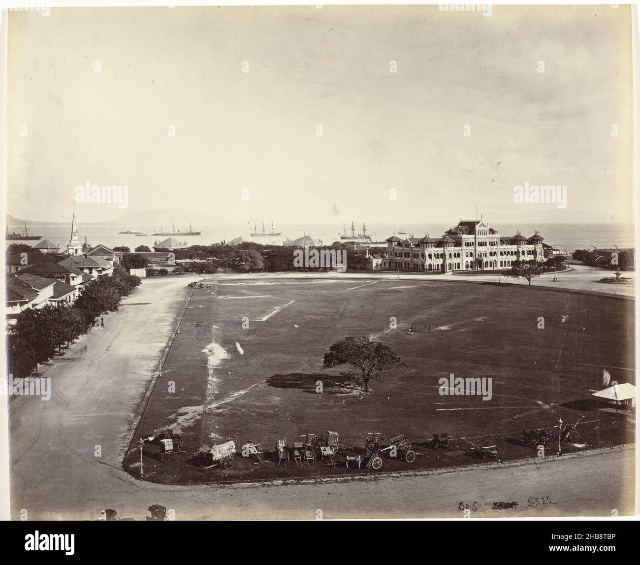 Vista sul mare dall'hotel di Watson a Mumbai, India, il film dei fratelli Lumière è stato presentato per la prima volta nel subcontinente indiano il 7 luglio 1896 al Watson's Hotel. L'hotel e' il piu' vecchio edificio in ghisa sopravvissuto in India. Il Royal Sailor's House è visibile sulla destra della foto. Oggi, l'edificio ospita il quartier generale della polizia Maharashtra ed è elencato come sito patrimonio dell'UNESCO degli edifici vittoriani., Samuel Bourne (firmato dall'artista), Charles Shepherd (firmato dall'artista), Mumbai, 1870, carta, stampa albume, altezza 233 mm x larghezza 284 mm Foto Stock