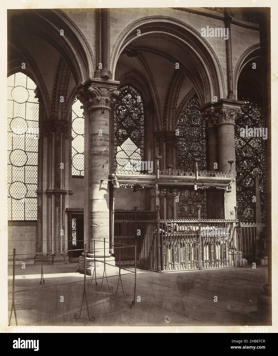 Interno della cattedrale di Canterbury, Henry George Austin (attribuito a), Canterbury, 1861, carta, cartone, stampa albume, altezza 286 mm x larghezza 239 mm altezza 396 mm x larghezza 333 mm Foto Stock