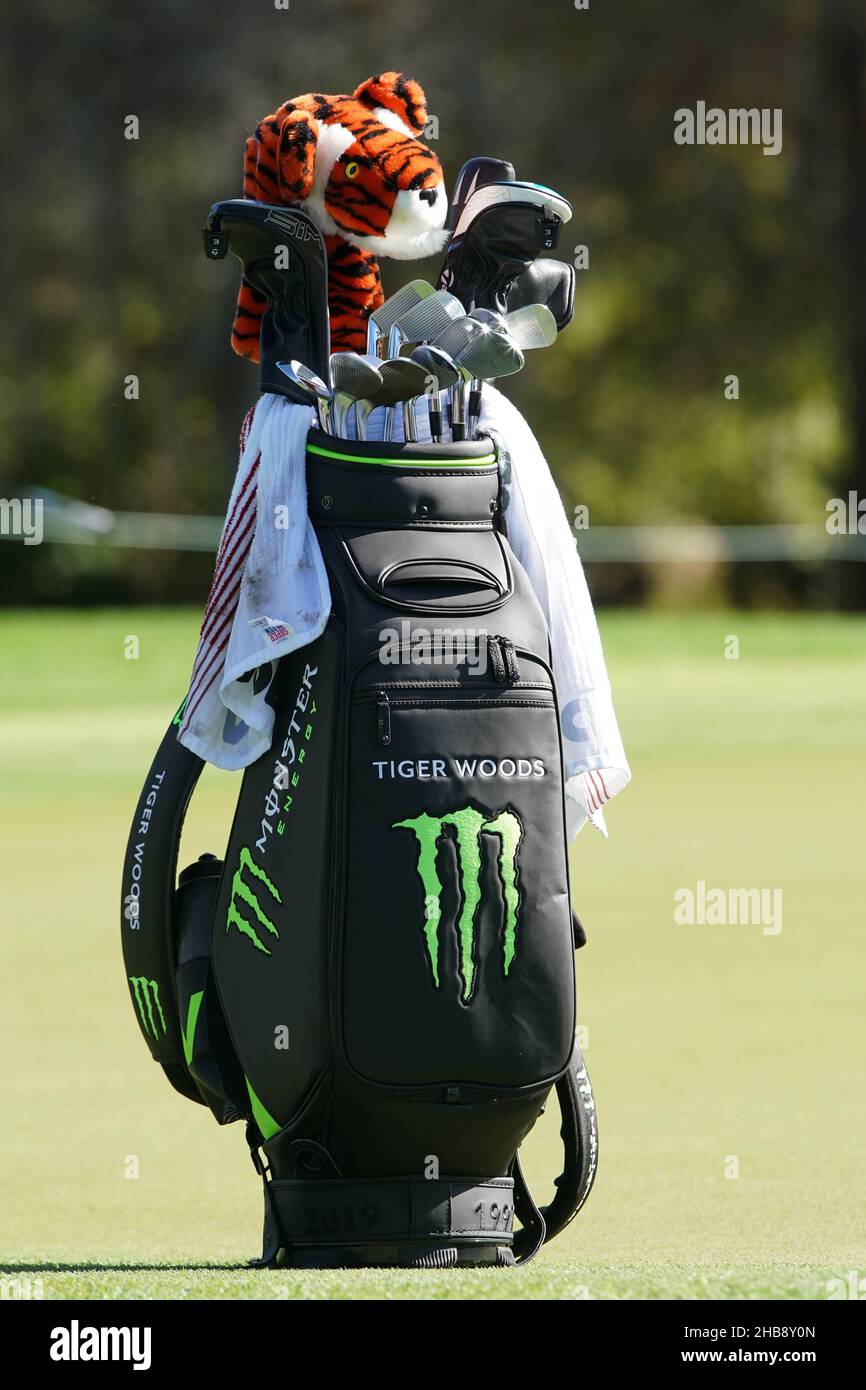Orlando, Florida, Stati Uniti. 17th Dic 2021. La borsa di Tiger Woods sul green 8th durante il PNC Championship al Ritz-Carlton Golf Club di Orlando, Florida. Credit: ZUMA Press, Inc./Alamy Live News Foto Stock
