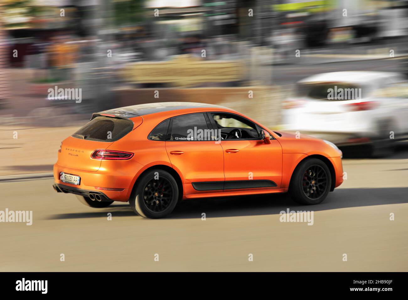 Kiev, Ucraina - 22 maggio 2021: Arancione opaco Porsche Macan GTS sulla strada in movimento Foto Stock
