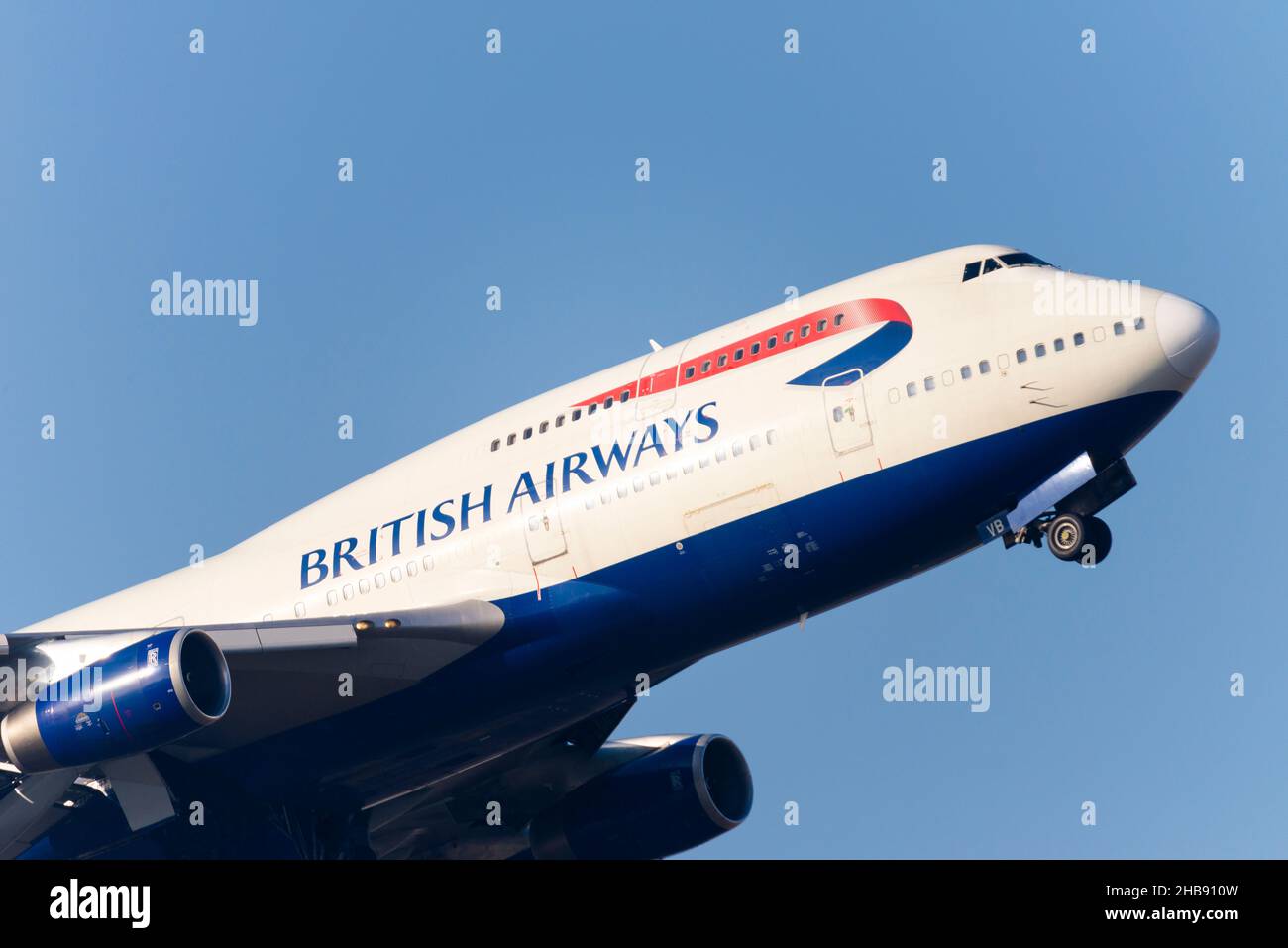 British Airways, BA Boeing 747 Jumbo jet Airliner aereo G-CIVB decollo dall'aeroporto di Londra Heathrow, Londra, Regno Unito, in cielo blu. Retrazione della gamba del naso Foto Stock