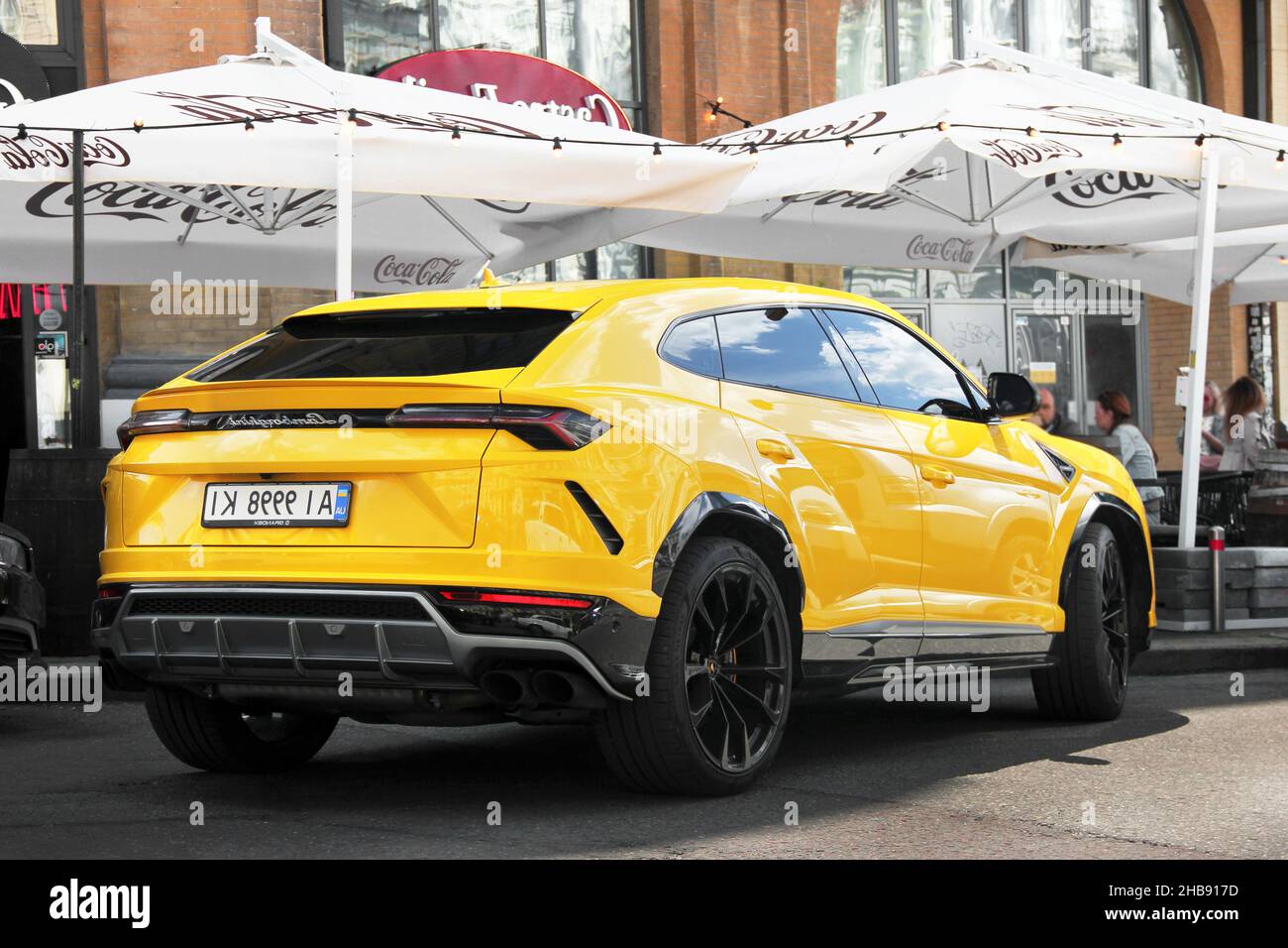 Kiev, Ucraina - 22 maggio 2021: Giallo lusso super SUV Lamborghini Urus in città. Lamborghini Urus SSUV Foto Stock