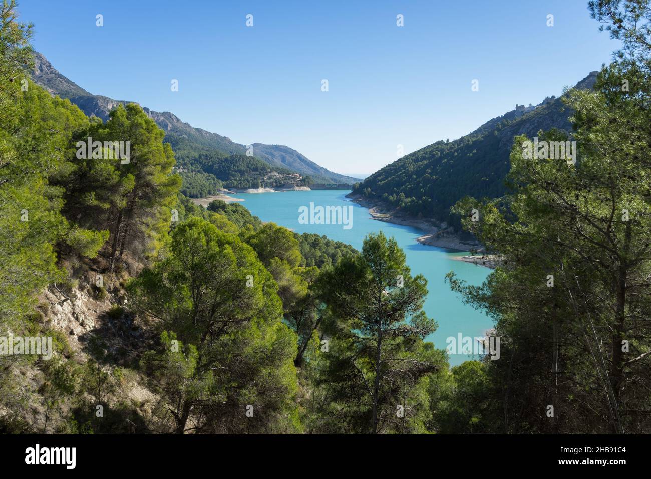 Bellissimo lago di montagna turchese in Spagna e paesaggio mediterraneo panoramico Foto Stock