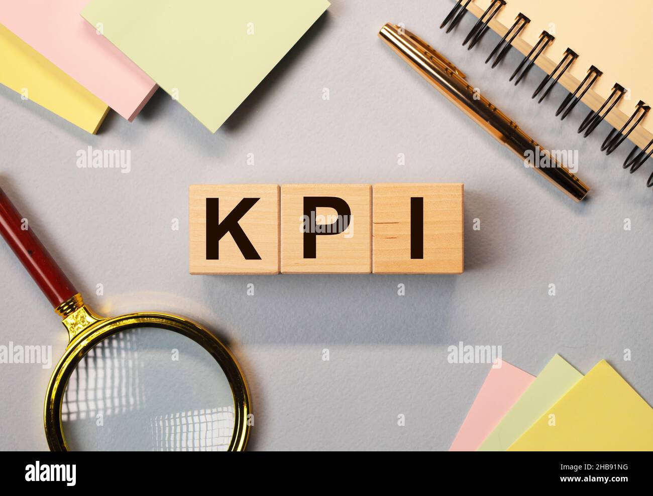 Acronimo KPI. Indicatore di prestazioni chiave su cubi di legno su sfondo. Foto Stock