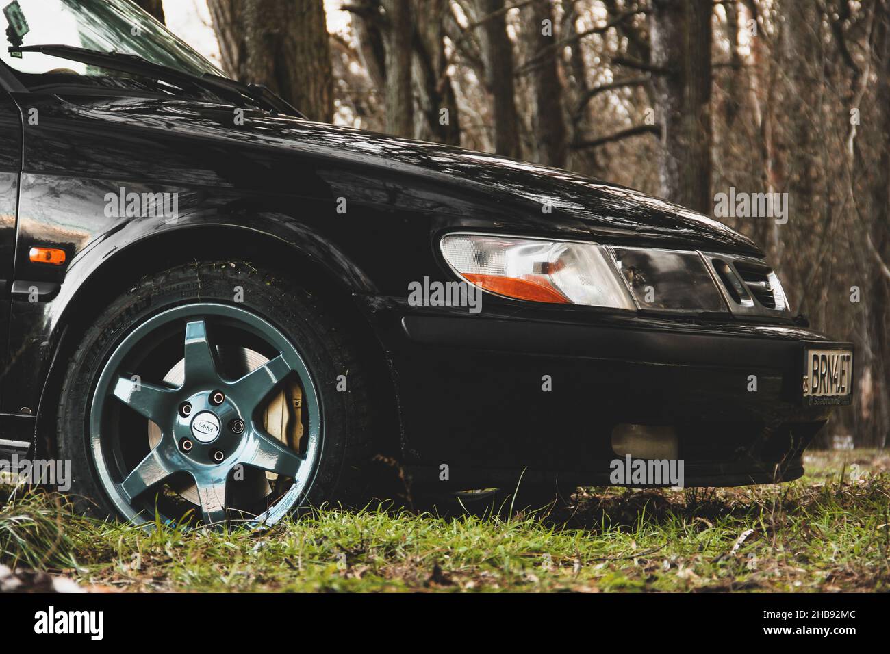 Chernihiv, Ucraina - 20 marzo 2021: Vecchia auto svedese Saab 900 Turbo nella foresta Foto Stock