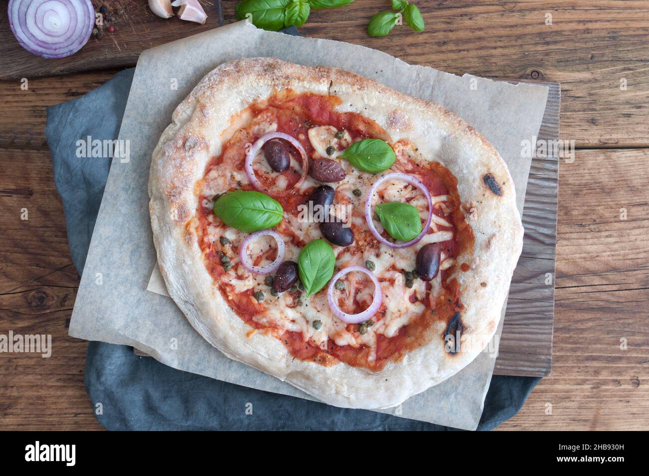 Pizza fermentata a pasta madre con condimenti tradizionali italiani Foto Stock