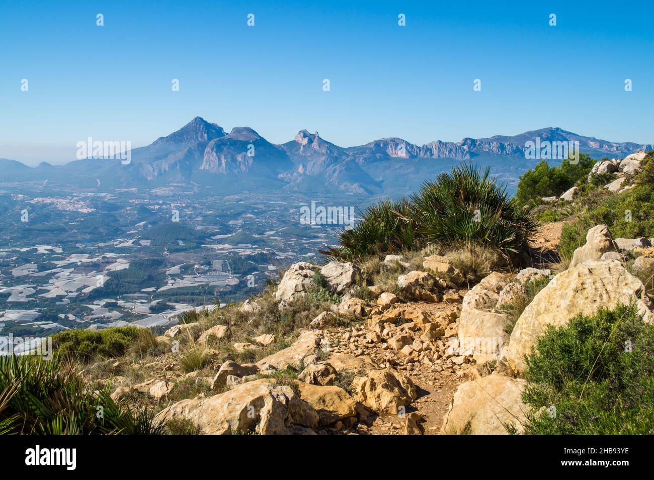 Vista sul bellissimo paesaggio montano mediterraneo con Puig Campana in Spagna Foto Stock