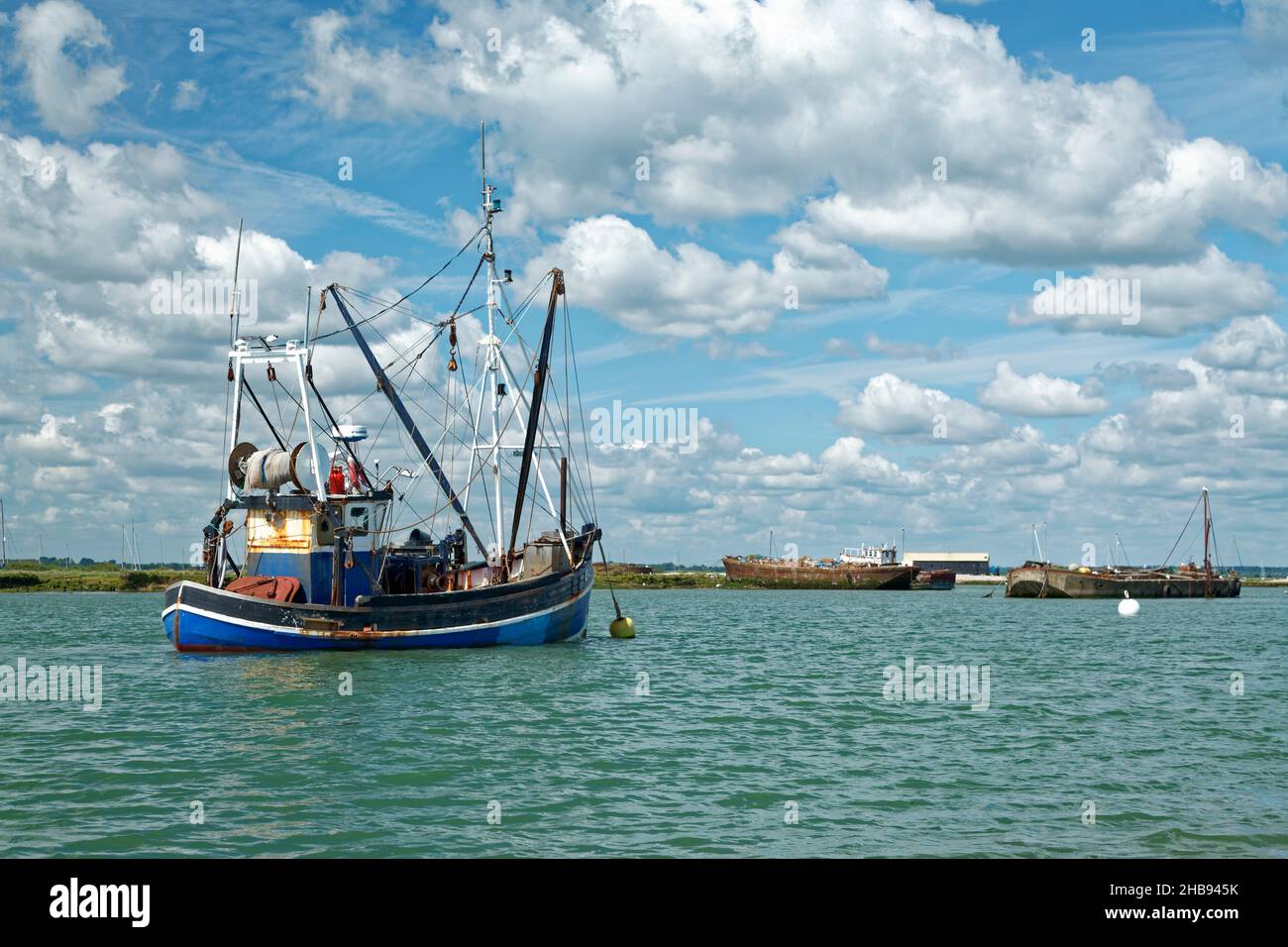 Barca da pesca ancorata appena fuori Mersey Island, Essex Inghilterra. Foto Stock