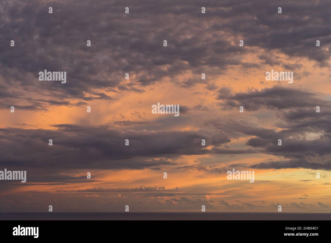 belle nuvole morbide al tramonto astratto paesaggio nuvoloso sulla costa mediterranea Foto Stock