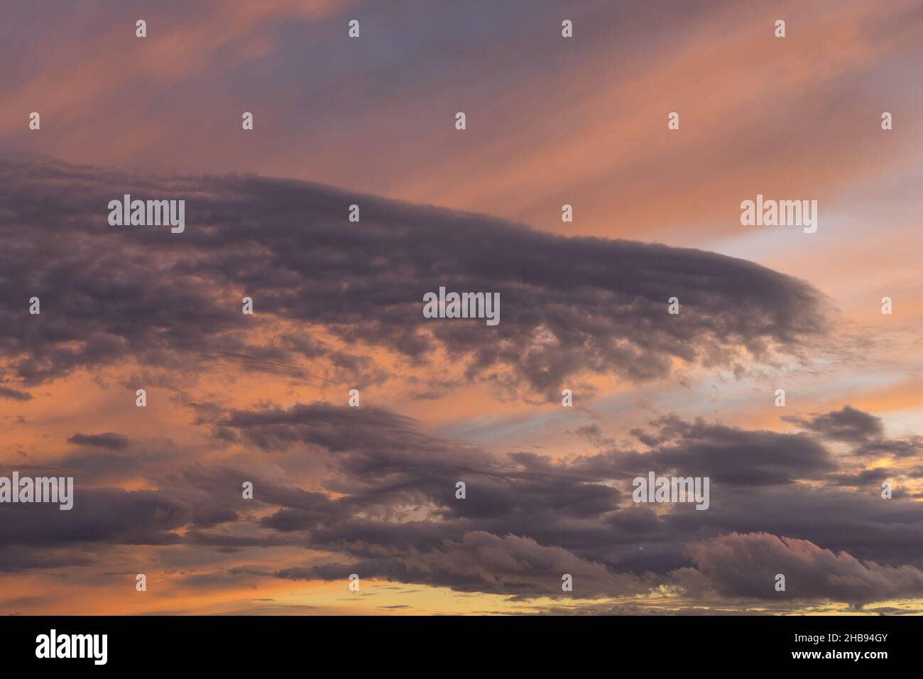 belle nuvole morbide al tramonto astratto paesaggio nuvoloso sulla costa mediterranea Foto Stock