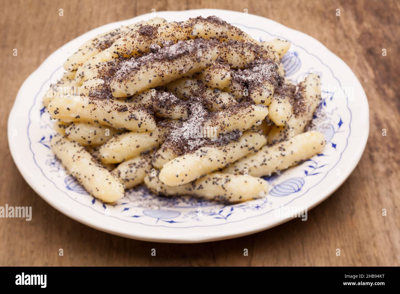 Noodle di semi di papavero caldo su un piatto Foto Stock