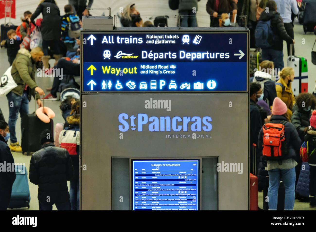 London, UK, 17th, Dec, 2021. Migliaia di viaggiatori si affrettano a lasciare Londra tramite i servizi Eurostar di St Pancras, prima che il divieto di viaggio non essenziale della Francia entri in vigore dopo le 11pm GMT e a mezzanotte di Parigi. Le restrizioni sono una mossa per fermare la diffusione delle infezioni di Omicron come il Regno Unito registra 93.045 casi di coronavirus oggi. Dopo la mezzanotte, i non cittadini e i non residenti devono fornire un "motivo convincente" per entrare in Francia dal Regno Unito. Credit: Undicesima ora Fotografia/Alamy Live News Foto Stock