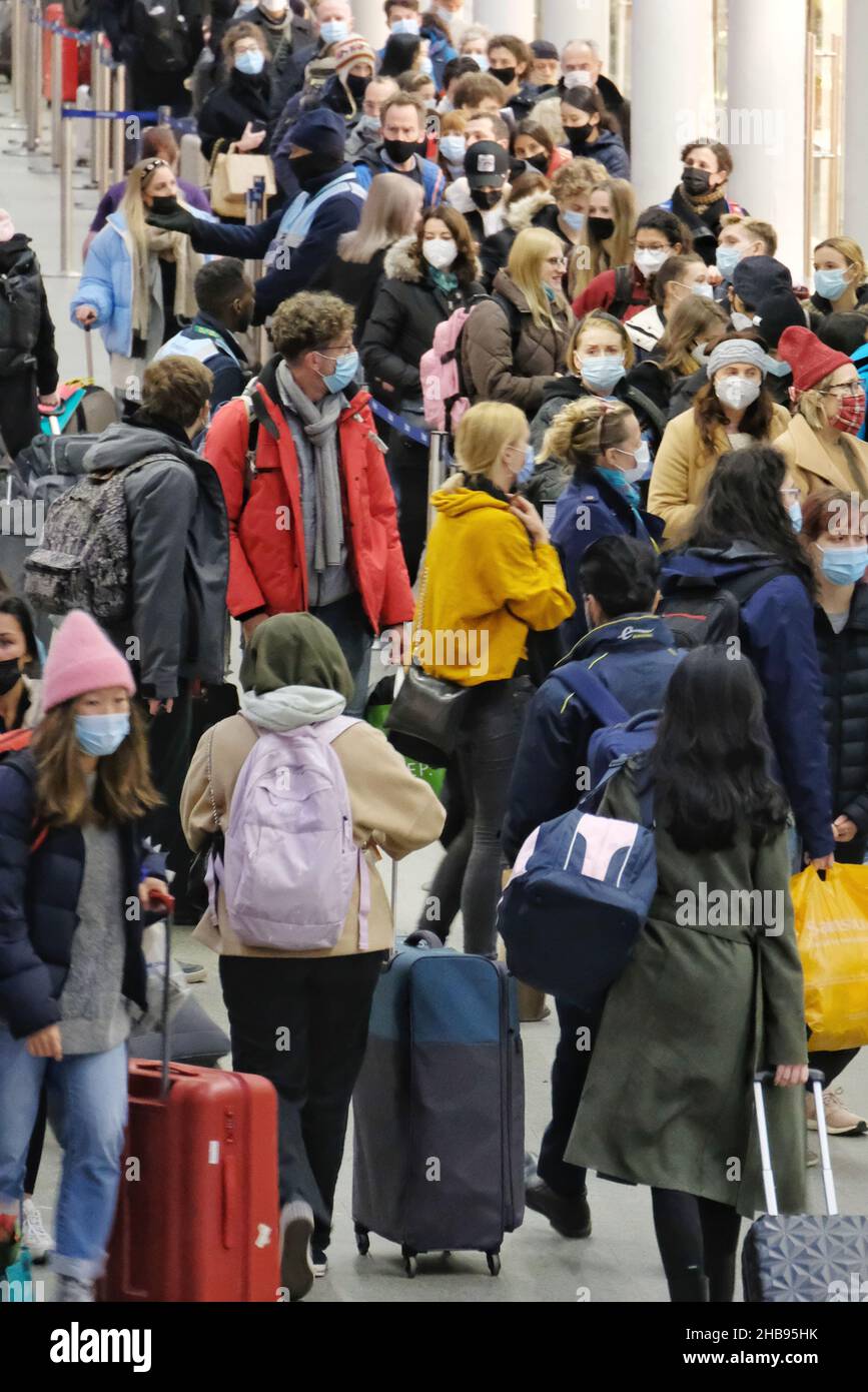 London, UK, 17th, Dec, 2021. Migliaia di viaggiatori si affrettano a lasciare Londra tramite i servizi Eurostar di St Pancras, prima che il divieto di viaggio non essenziale della Francia entri in vigore dopo le 11pm GMT e a mezzanotte di Parigi. Le restrizioni sono una mossa per fermare la diffusione delle infezioni di Omicron come il Regno Unito registra 93.045 casi di coronavirus oggi. Dopo la mezzanotte, i non cittadini e i non residenti devono fornire un "motivo convincente" per entrare in Francia dal Regno Unito. Credit: Undicesima ora Fotografia/Alamy Live News Foto Stock