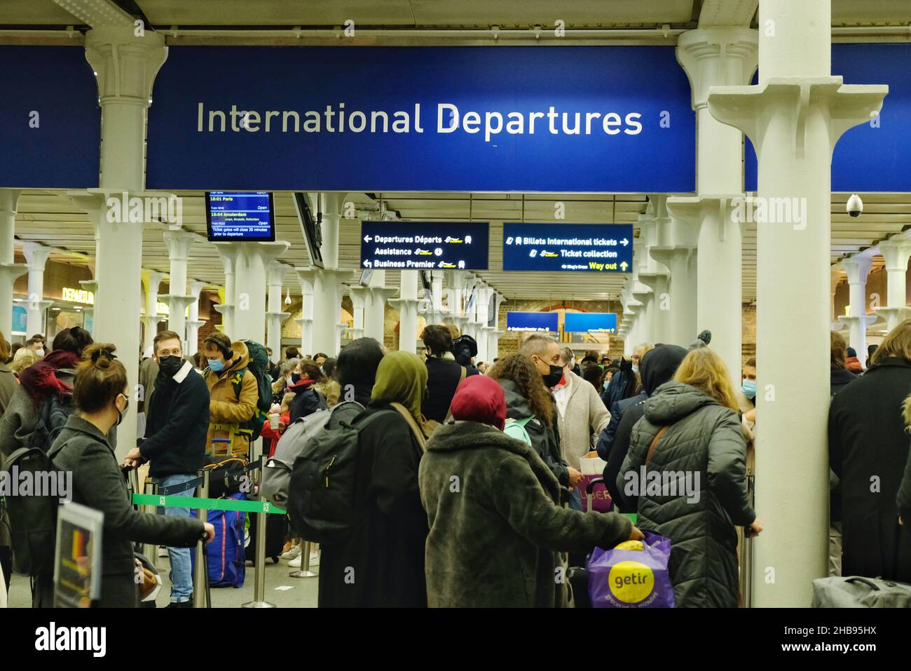 London, UK, 17th, Dec, 2021. Migliaia di viaggiatori si affrettano a lasciare Londra tramite i servizi Eurostar di St Pancras, prima che il divieto di viaggio non essenziale della Francia entri in vigore dopo le 11pm GMT e a mezzanotte di Parigi. Le restrizioni sono una mossa per fermare la diffusione delle infezioni di Omicron come il Regno Unito registra 93.045 casi di coronavirus oggi. Dopo la mezzanotte, i non cittadini e i non residenti devono fornire un "motivo convincente" per entrare in Francia dal Regno Unito. Credit: Undicesima ora Fotografia/Alamy Live News Foto Stock