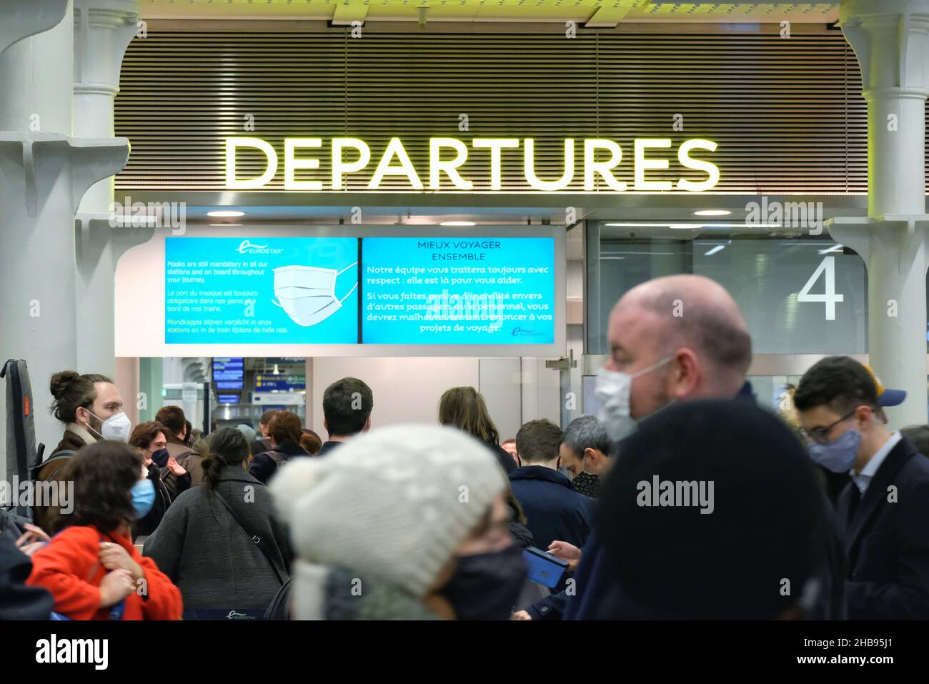 London, UK, 17th, Dec, 2021. Migliaia di viaggiatori si affrettano a lasciare Londra tramite i servizi Eurostar di St Pancras, prima che il divieto di viaggio non essenziale della Francia entri in vigore dopo le 11pm GMT e a mezzanotte di Parigi. Le restrizioni sono una mossa per fermare la diffusione delle infezioni di Omicron come il Regno Unito registra 93.045 casi di coronavirus oggi. Dopo la mezzanotte, i non cittadini e i non residenti devono fornire un "motivo convincente" per entrare in Francia dal Regno Unito. Credit: Undicesima ora Fotografia/Alamy Live News Foto Stock