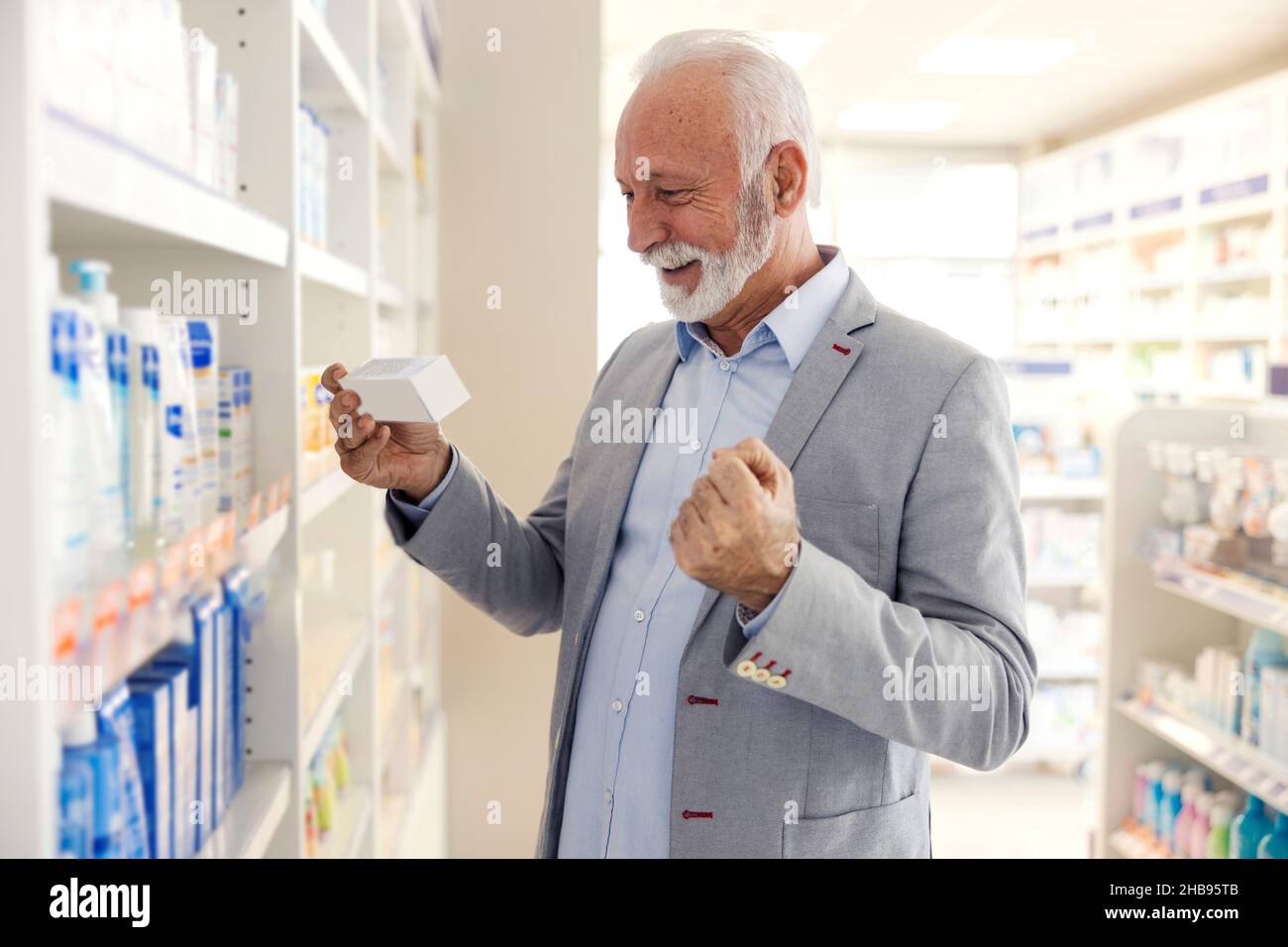 Shopping di droga. Un vecchio in buona forma fisica e mentale legge la dichiarazione sulla medicina. È felice perché ha trovato il pacchetto che il p Foto Stock