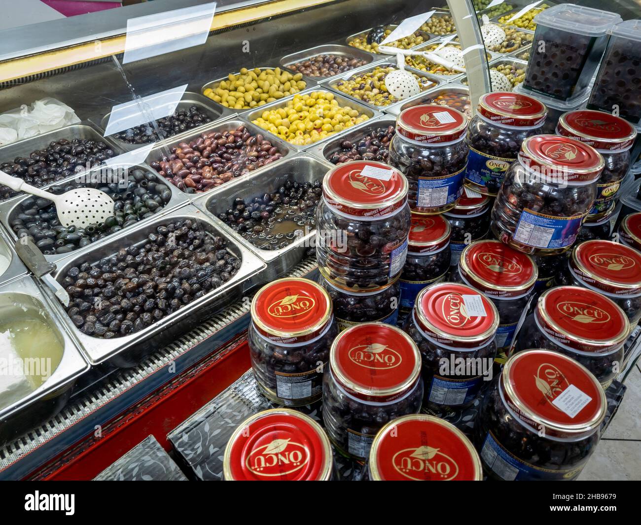 Londra. UK- 12.05.2021. Una selezione di diversi tipi di olive in un supermercato. Foto Stock