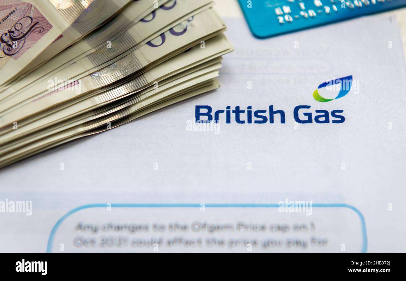 Londra. UK- 12.05.2021. Un primo piano di una bolletta gas britannica con una pila di soldi e carta di pagamento. Aumento dei costi di approvvigionamento di energia. Foto Stock