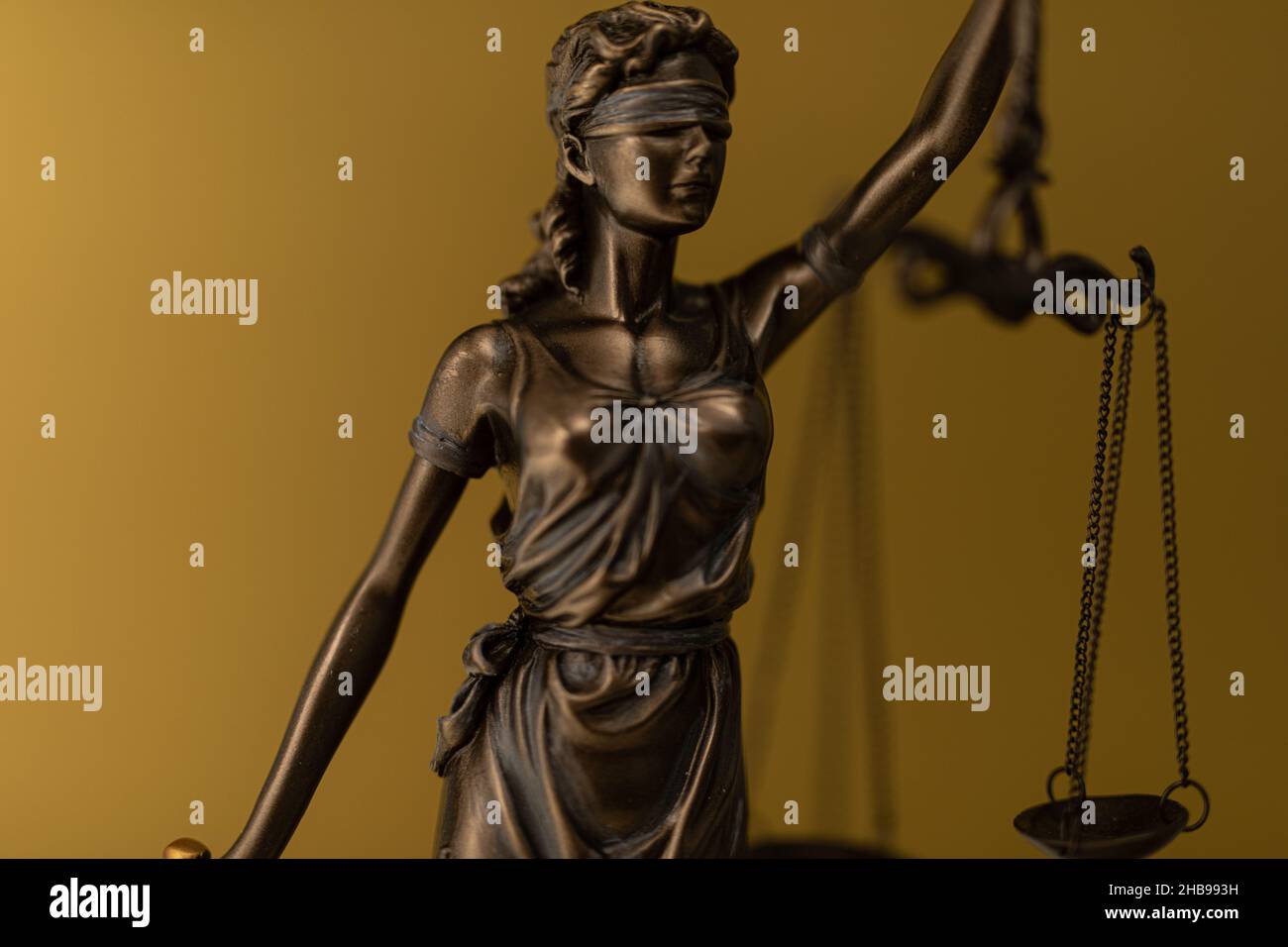 Statua di bronzo di una donna con le scale come simbolo di legge e giustizia su uno sfondo dorato Foto Stock Statua di bronzo di una donna con le scale come simbolo di legge e giustizia su uno sfondo dorato Foto Stock