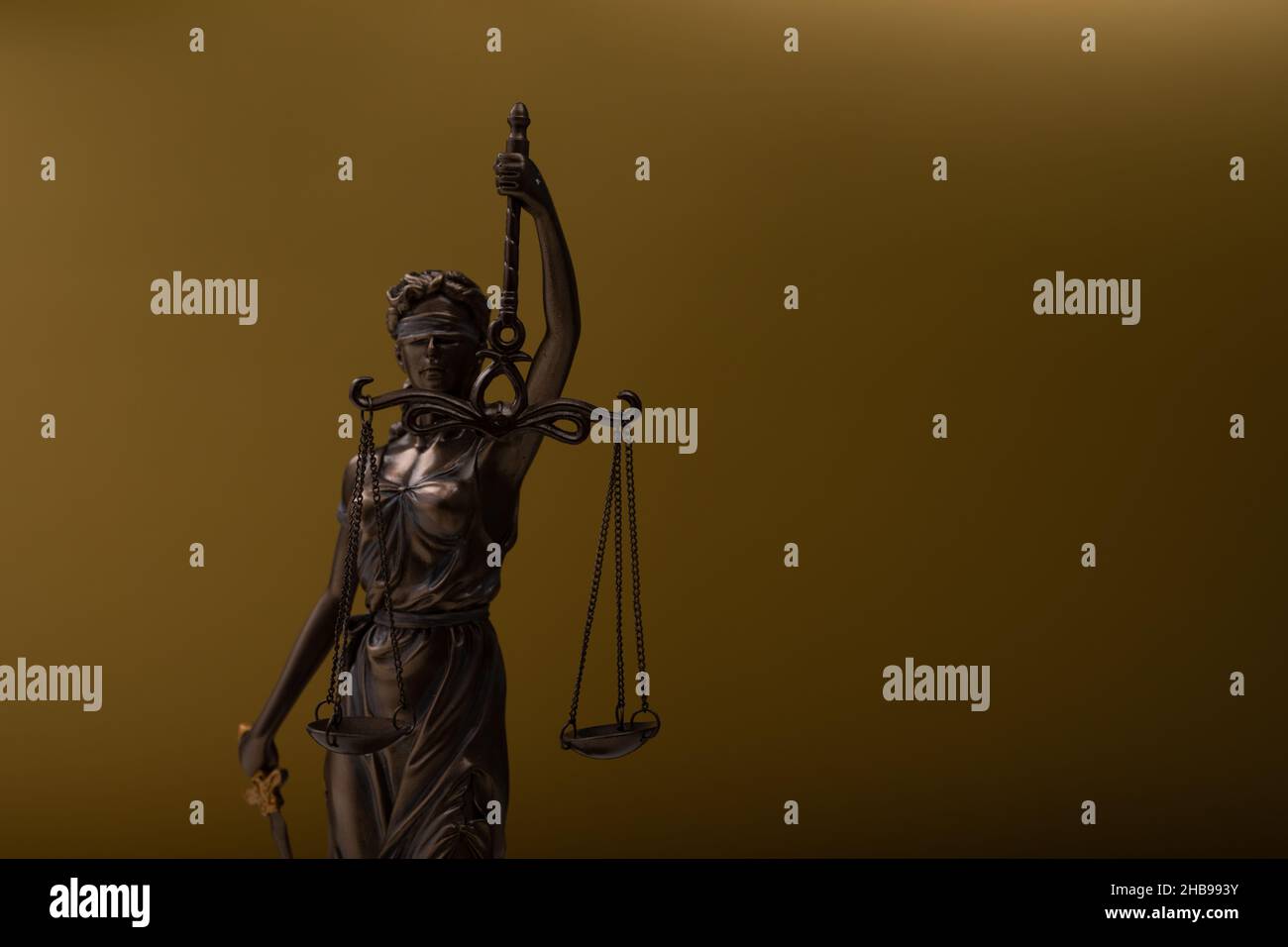 Statua di bronzo di una donna con le scale come simbolo di legge e giustizia su uno sfondo dorato Foto Stock Statua di bronzo di una donna con le scale come simbolo di legge e giustizia su uno sfondo dorato Foto Stock