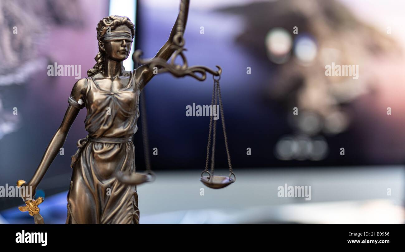 Statua di bronzo di una donna con scale come simbolo di legge e giustizia con luci bokeh Foto Stock Statua di bronzo di una donna con scale come simbolo di legge e giustizia con luci bokeh Foto Stock