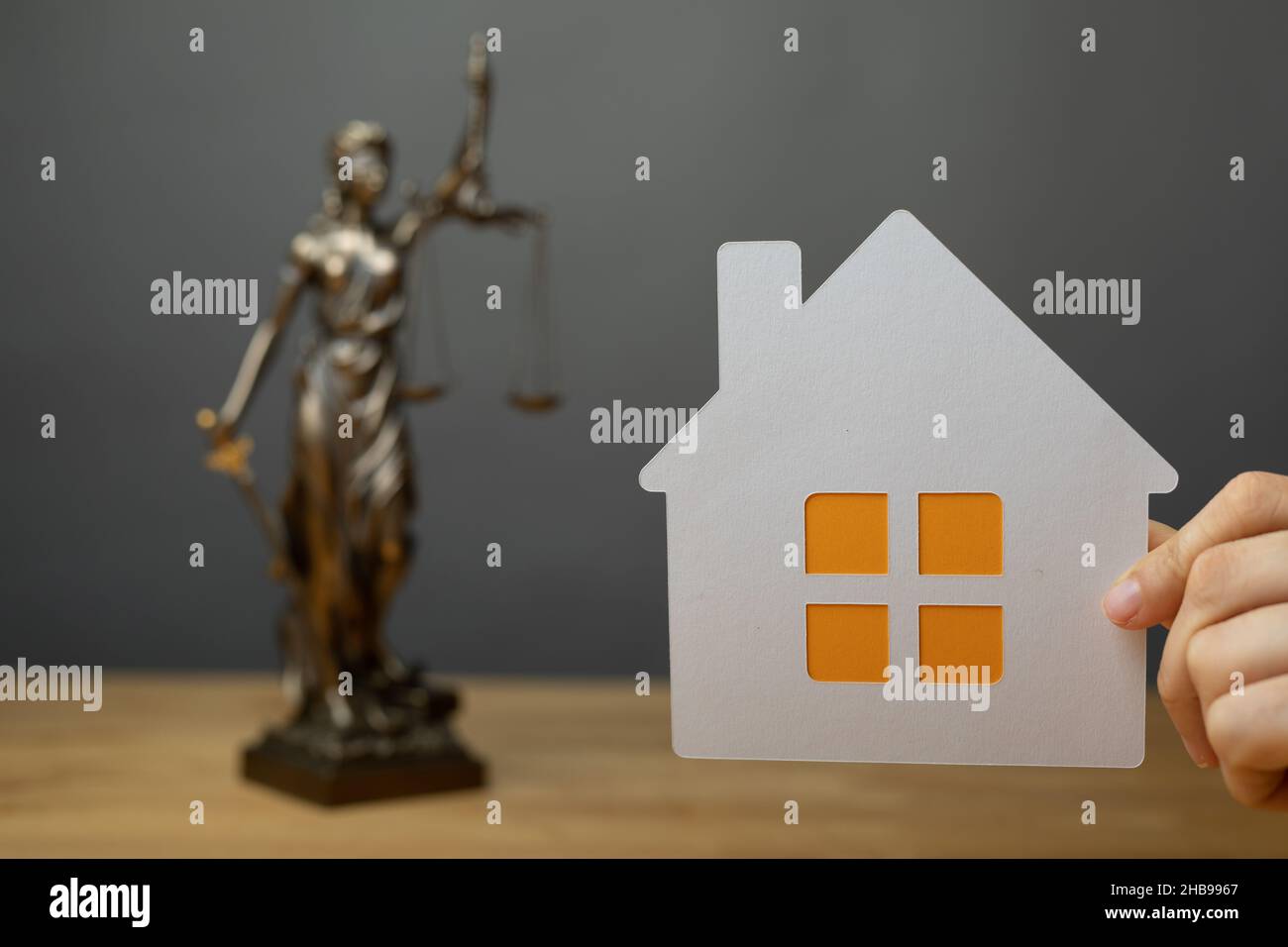 Statua di una donna con le scale come simbolo di legge e un segno di tenuta su una superficie di legno Foto Stock Statua di una donna con le scale come simbolo di legge e un segno di tenuta su una superficie di legno Foto Stock