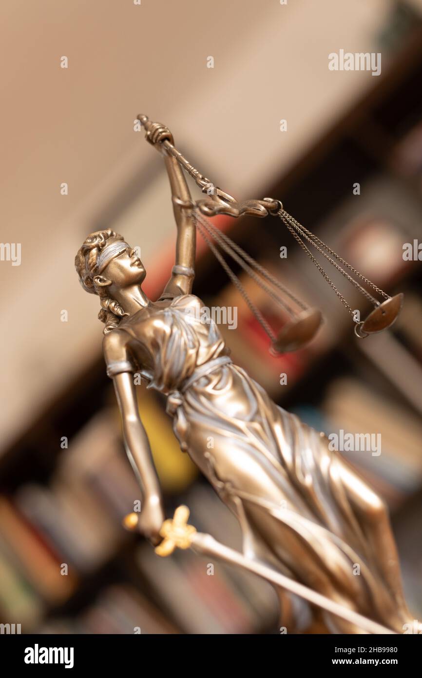 Statua di bronzo di una donna con le scale come simbolo di legge e di giustizia Foto Stock Statua di bronzo di una donna con le scale come simbolo di legge e di giustizia Foto Stock