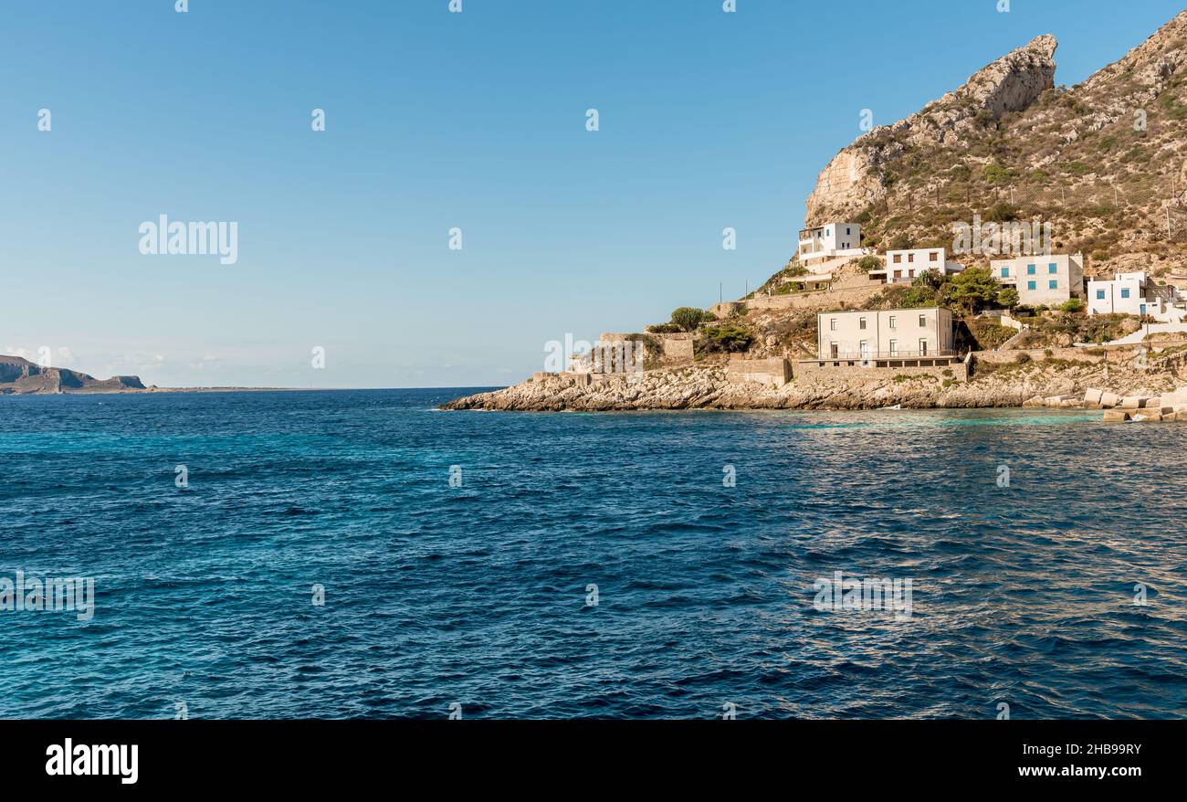 Vista dell'isola di Levanzo, la più piccola delle Isole Egadi nel Mar Mediterraneo in Sicilia, provincia di Trapany, Italia Foto Stock