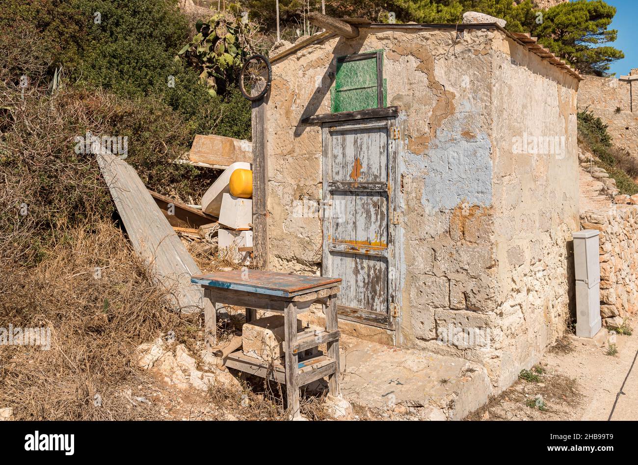 Antica casa in pietra abbandonata sulla costa del mediterraneo sull'isola di Levanzo in Sicilia, provincia di Trapany, Italia Foto Stock