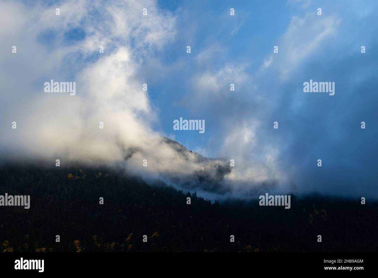 Nuvole baciate dal sole in cima alle montagne della speranza, BC, Canada Foto Stock