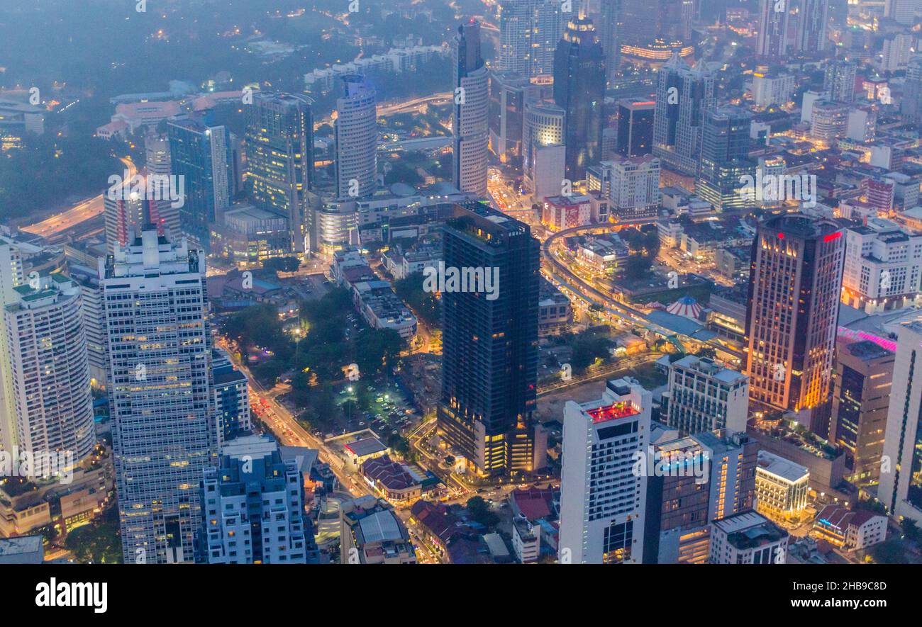 Vista aerea notturna di Kuala Lumpur, Malesia Foto Stock