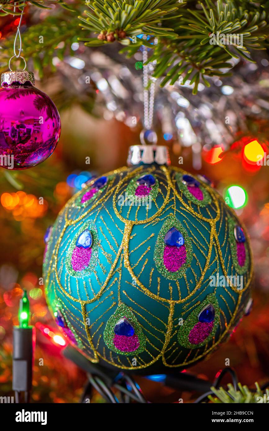 grande decorazione bauble di natale appeso su un albero di natale durante la stagione natalizia. decorazioni di natale e tinsel su albero decorato. Foto Stock