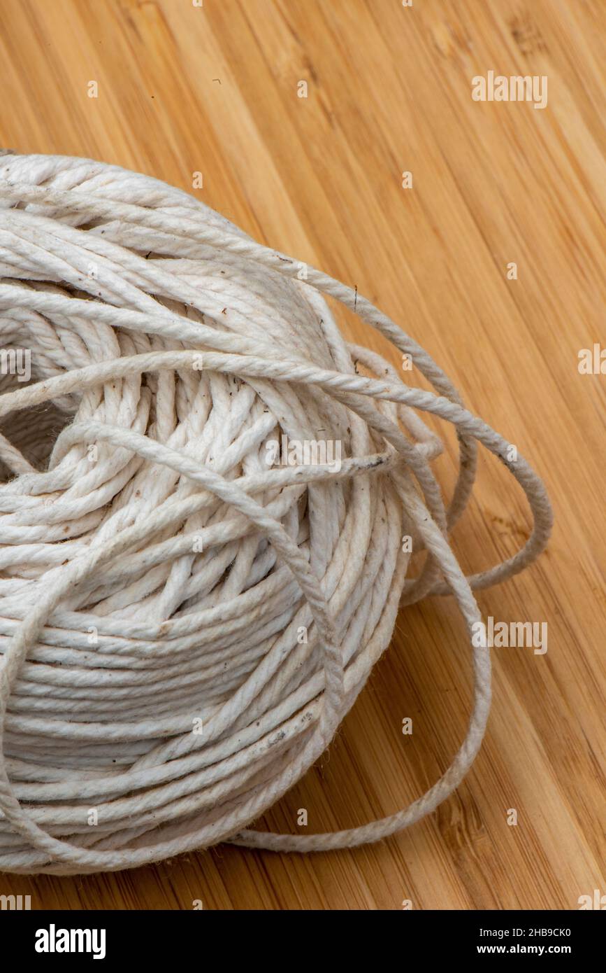 sfera di corda srotellata, stringa di fibra naturale tradizionale, sfera di corda naturale colorata, nodi, legatura, legatura, legatura, incenerimento. Foto Stock