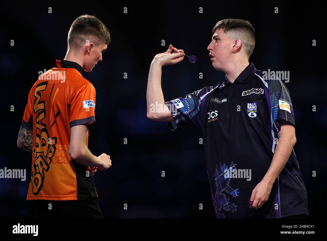 William Borland (a destra) in azione contro Bradley Brooks (a sinistra) durante il terzo giorno del William Hill World Darts Championship ad Alexandra Palace, Londra. Data immagine: Venerdì 17 dicembre 2021. Foto Stock