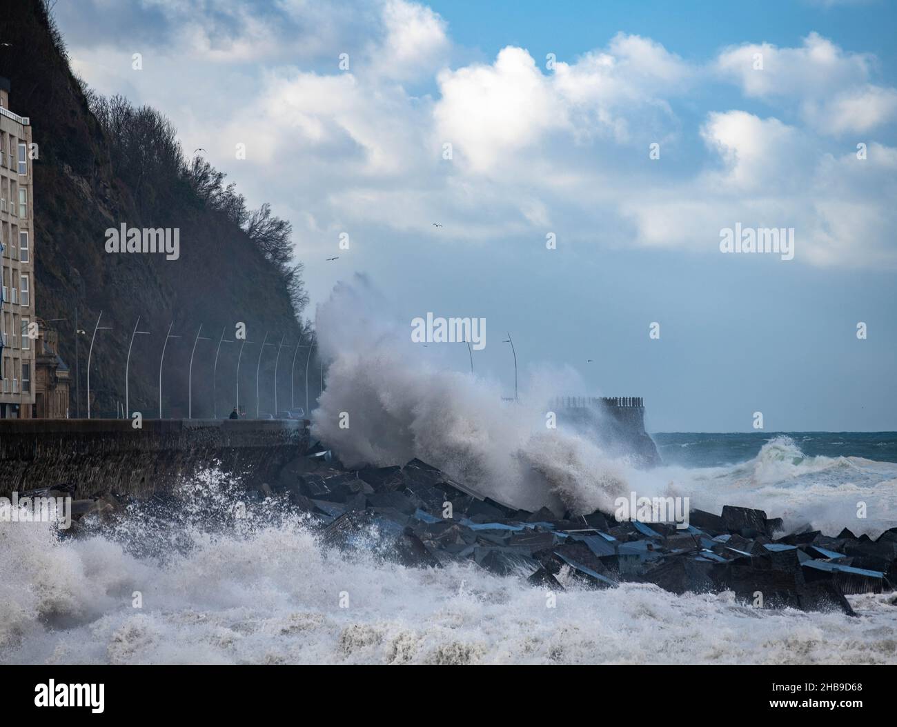 Onde giganti che si infrangono su una passeggiata a Donostia-San Sebastian Foto Stock