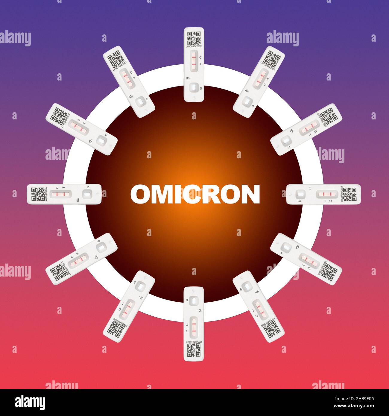 Omicron Covid-19 particella del virus del Coronavirus - immagine concettuale fatta con cerchio di picchi proteici positivi della striscia di flusso laterale intorno a una sfera Foto Stock