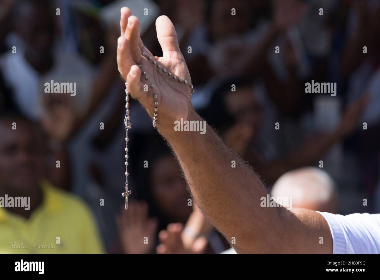 I fedeli si riuniscono nella Chiesa di Senhor do Bonfim a Salvador, Bahia, per pregare per un anno nuovo e migliore. Foto Stock