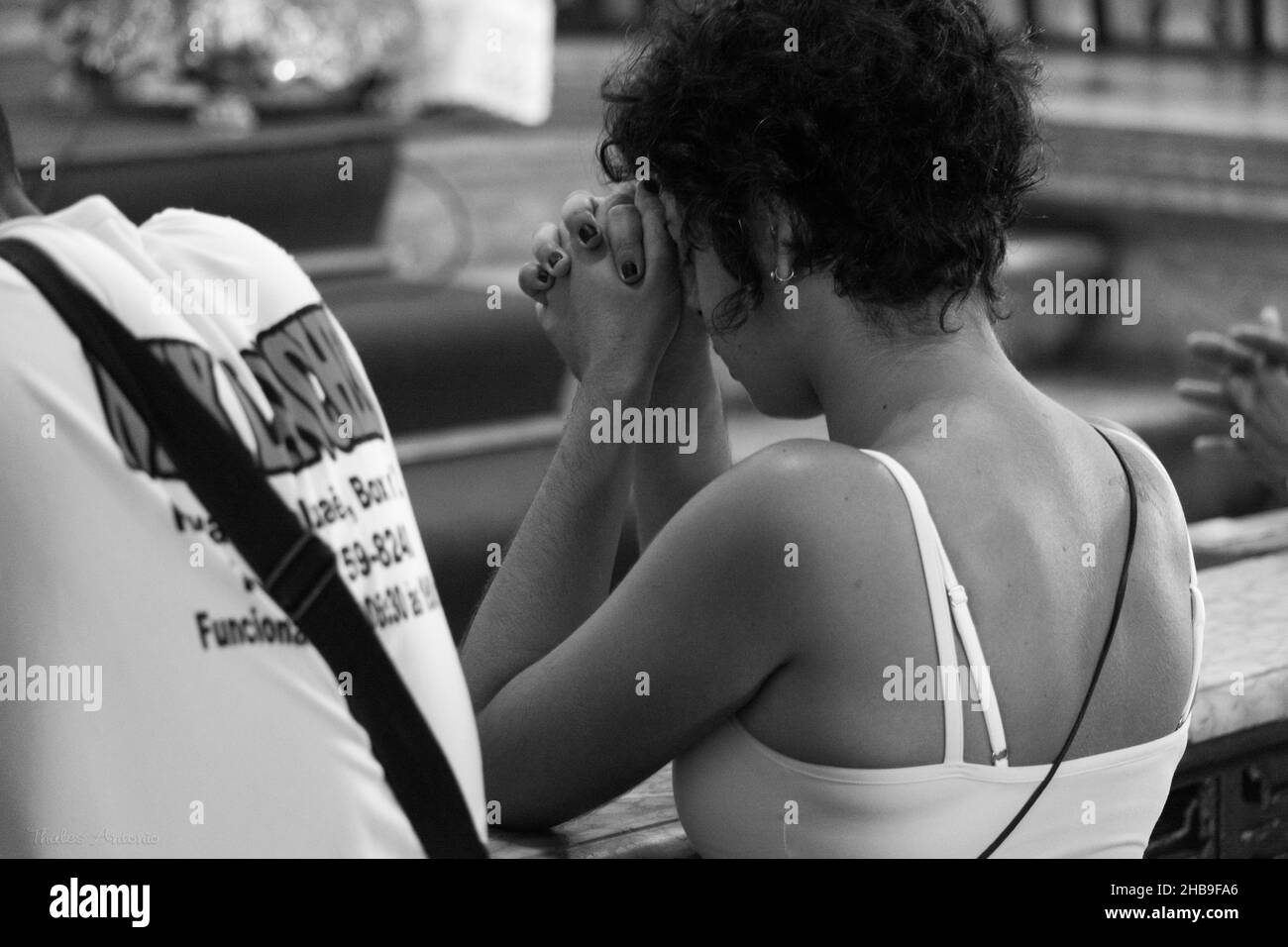 I fedeli si riuniscono nella Chiesa di Senhor do Bonfim a Salvador, Bahia, per pregare per un anno nuovo e migliore. Foto Stock