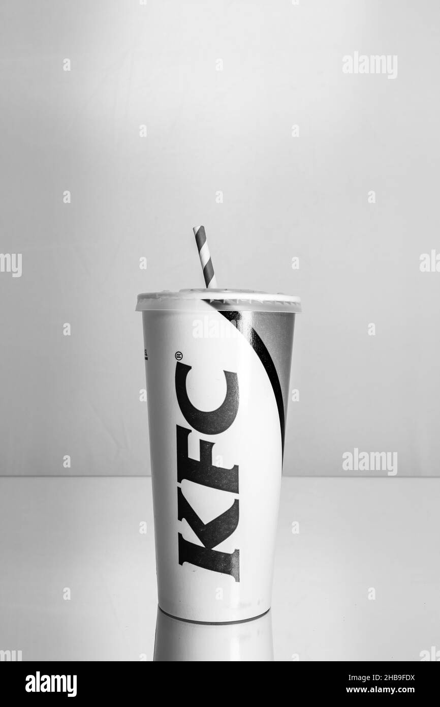 KFC bere in una tazza di carta. Bucarest, Romania, 2021 Foto Stock