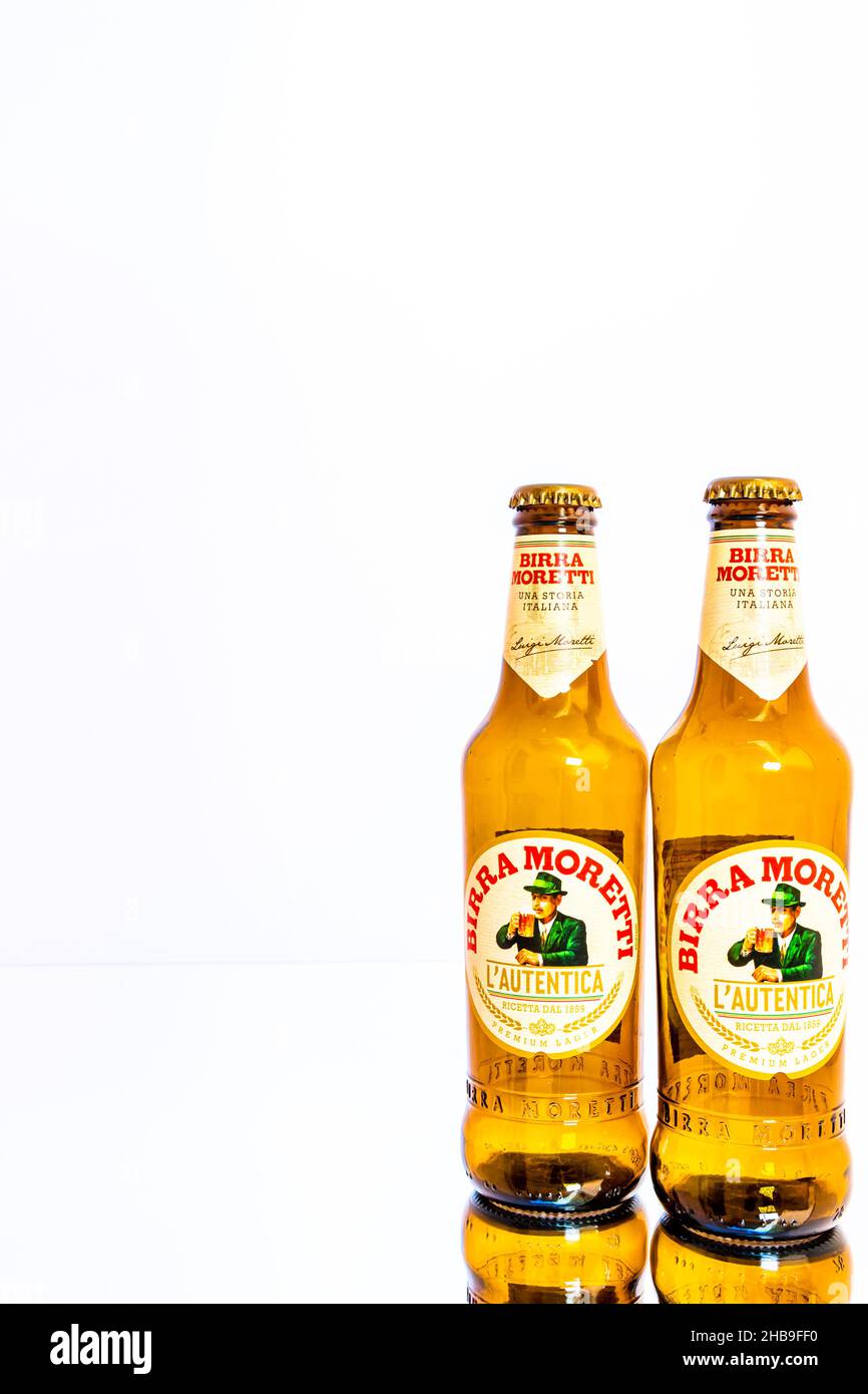 Bottiglia di birra Birra Moretti su bianco. Foto editoriale illustrativa Bucarest, Romania, 2021 Foto Stock