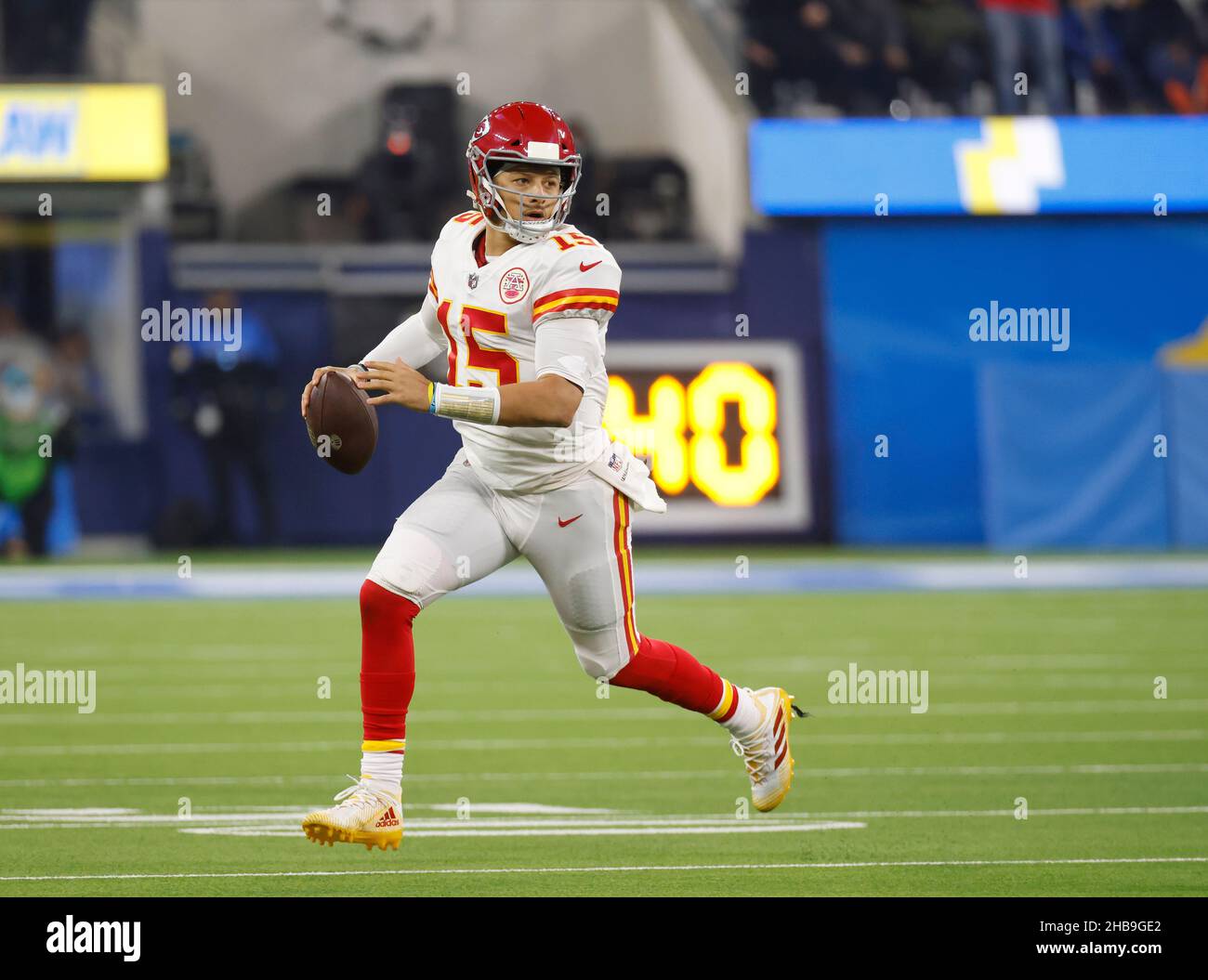 Inglewood, California, Stati Uniti. 16th Dic 2021. Kansas City Chiefs quarterback Patrick Mahomes II (15) si scricchiola con la palla durante la partita NFL tra i Los Angeles Chargers e i Kansas City Chiefs al SoFi Stadium di Inglewood, California. Charles Baus/CSM/Alamy Live News Foto Stock