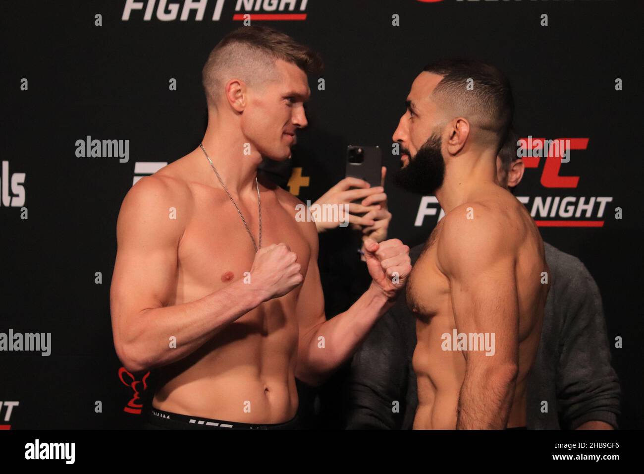 Las Vegas, Stati Uniti. 17th Dic 2021. Las Vegas, NV - 17 dicembre: (L-R) Belal Muhammad e Stephen Thompson si affrontano durante l'UFC Vegas 45: Lewis contro Daukaus Weigh-in all'UFC Apex il 17 dicembre 2021 a Las Vegas, Nevada, Stati Uniti. (Foto di Diego Ribas/PxImages) Credit: PX Images/Alamy Live News Foto Stock