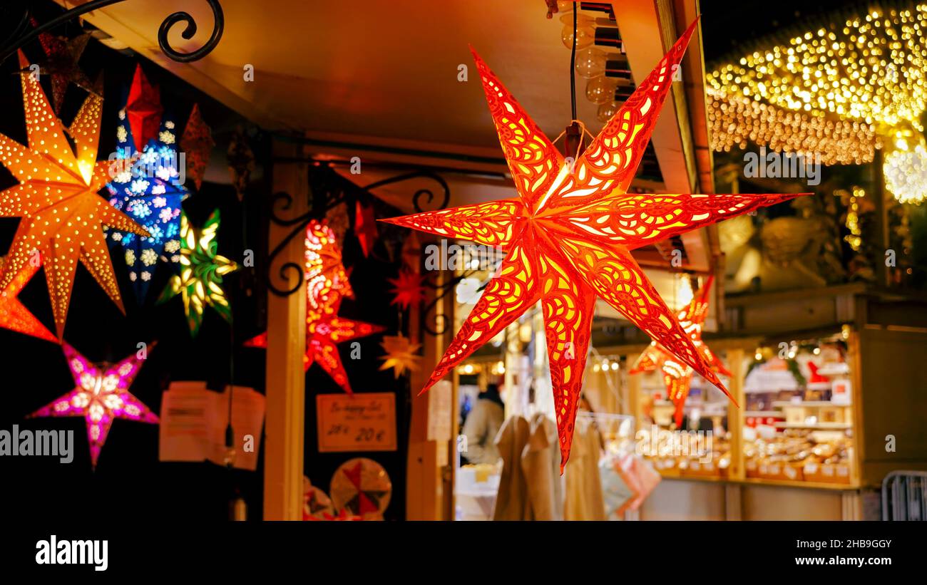 Decorazioni natalizie tradizionali illuminate in vendita presso uno stand natalizio al mercatino di Natale 2021 nel centro di Düsseldorf/Germania. Foto Stock