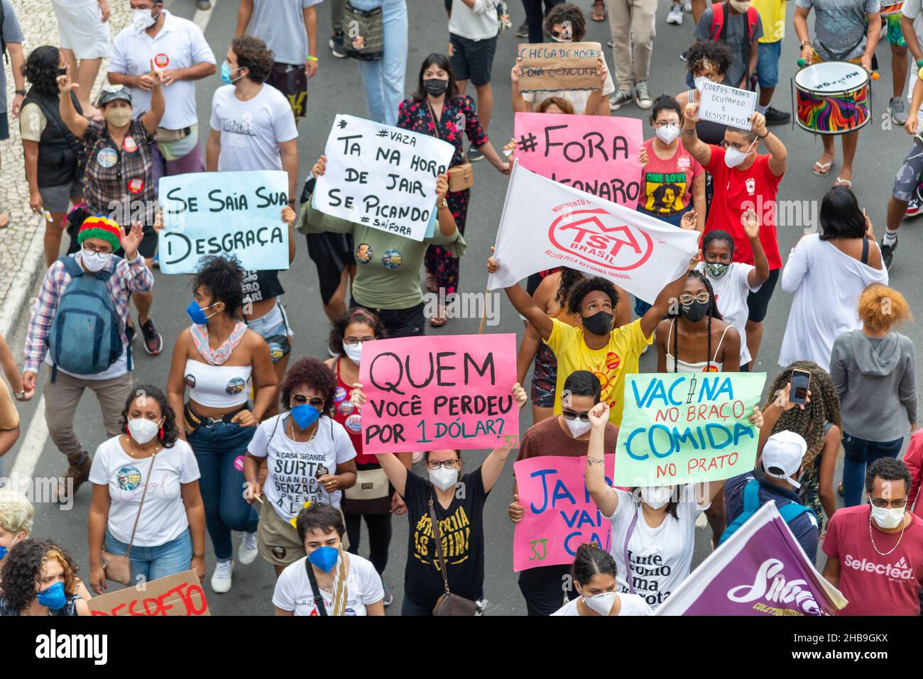 Salvador, Bahia, Brasile - 03 luglio 2021: Persone che indossano la maschera protettiva e protestano contro il presidente brasiliano Jair Bolsonaro. Salvador Bahia Braz Foto Stock